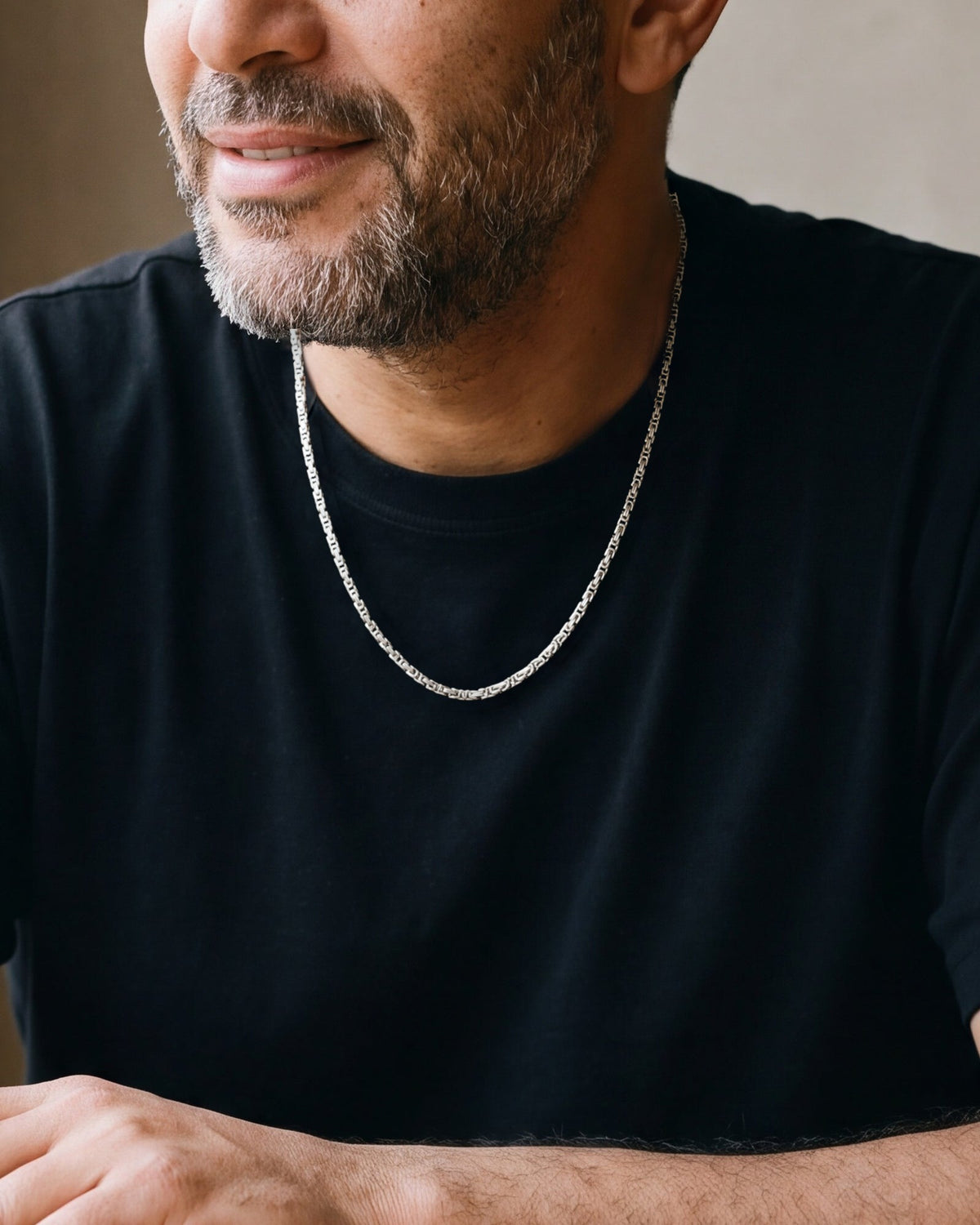 Close-up of the 4 mm Atlas Byzantine chain on a man's neck, true size