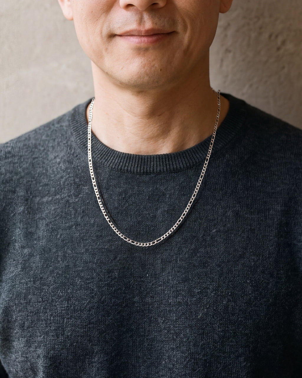 Close-up of the Atlas slim Figaro chain in silver-tone steel worn, true size