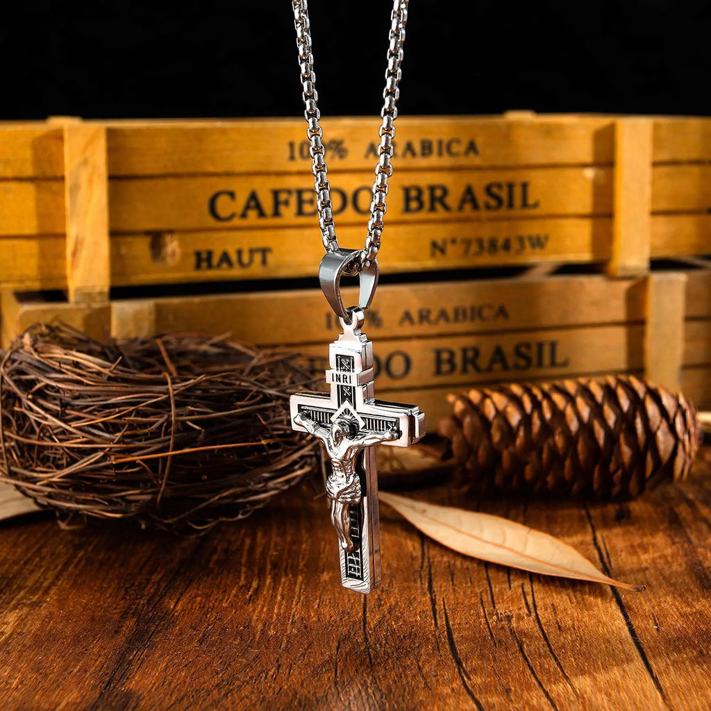 Pánský nerezový náhrdelník s krucifixem INRI