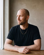 Man in a black t-shirt wearing the Atlas 0.9 mm snake chain in gold-tone steel
