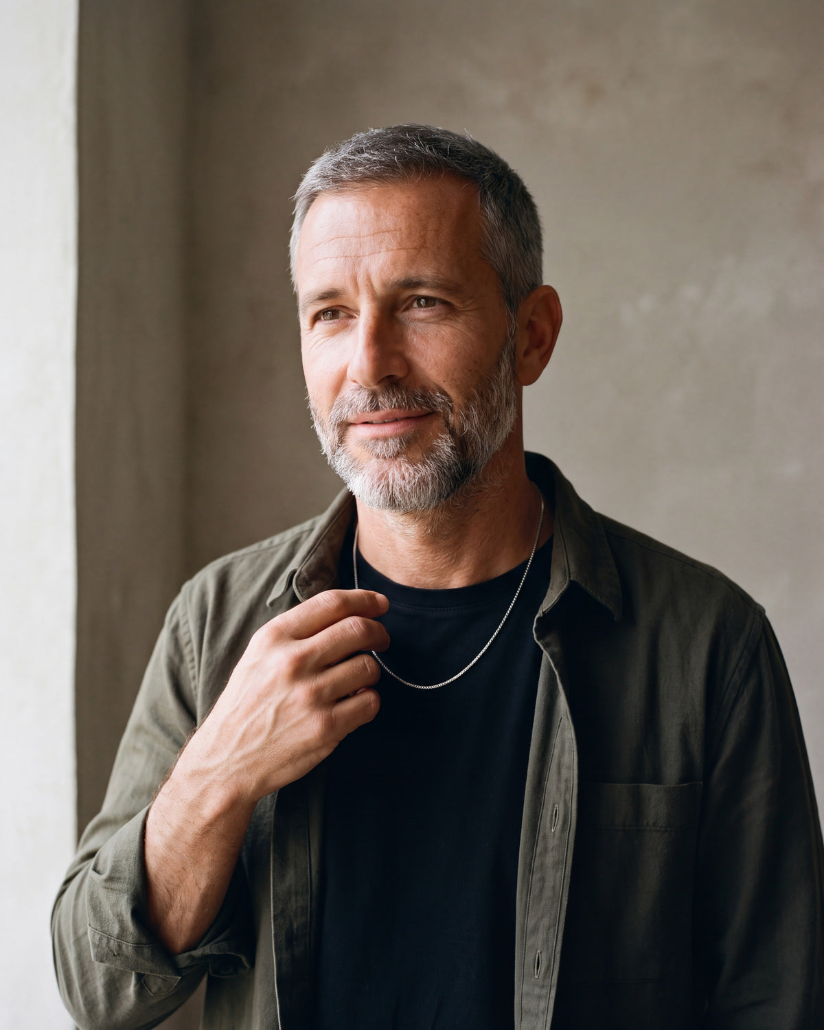 Man in an olive overshirt over a black T-shirt wearing the silver-tone Atlas 1.5 mm box chain
