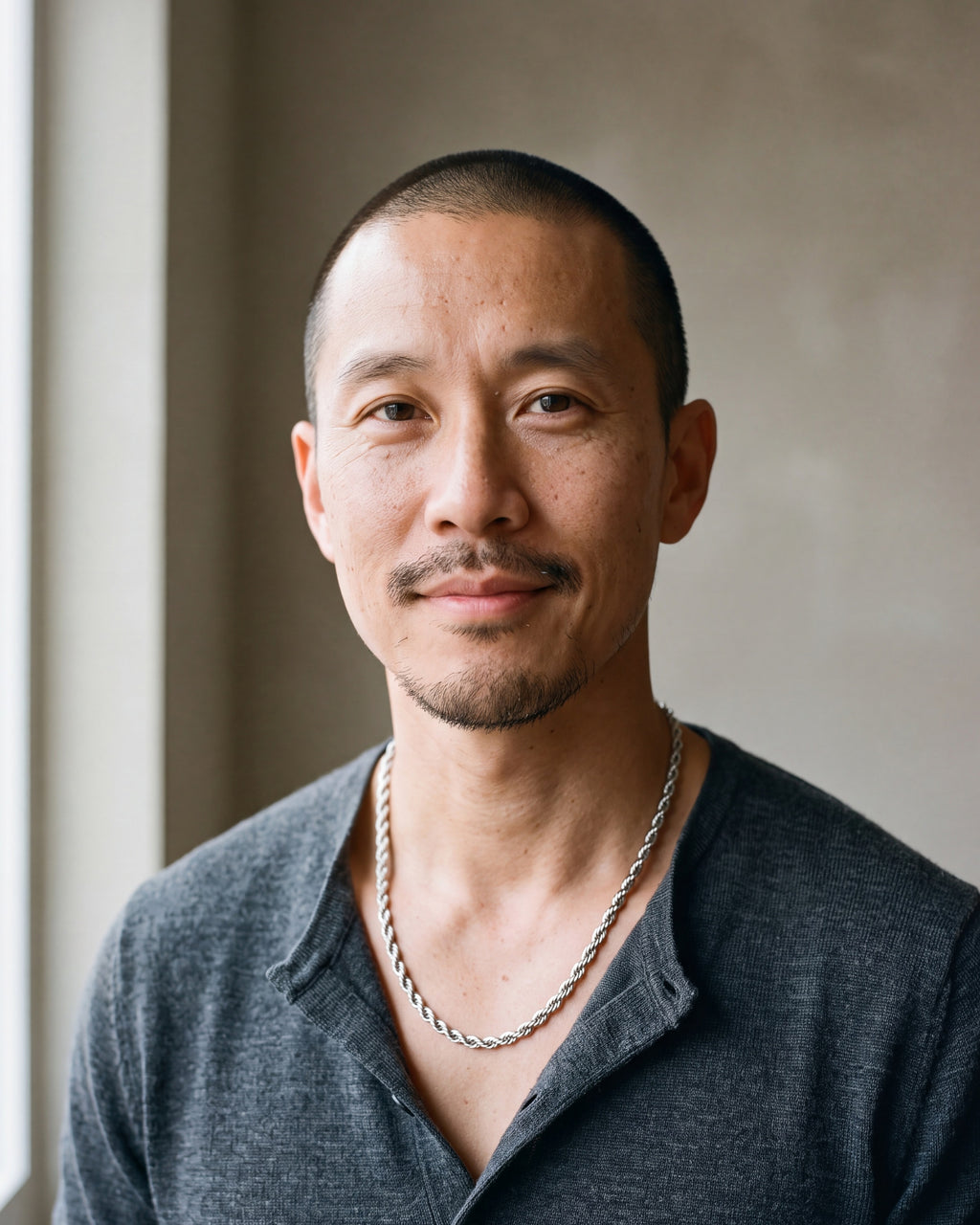 Man in a charcoal henley wearing the 6 mm silver Atlas rope chain