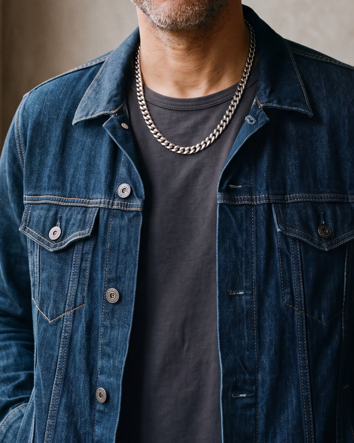 Close-up of the 9 mm silver Atlas Cuban chain worn on a charcoal T-shirt at true size