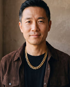 Man in a brown suede overshirt looking at the camera, wearing the 10 mm gold-tone Atlas box clasp Miami Cuban chain