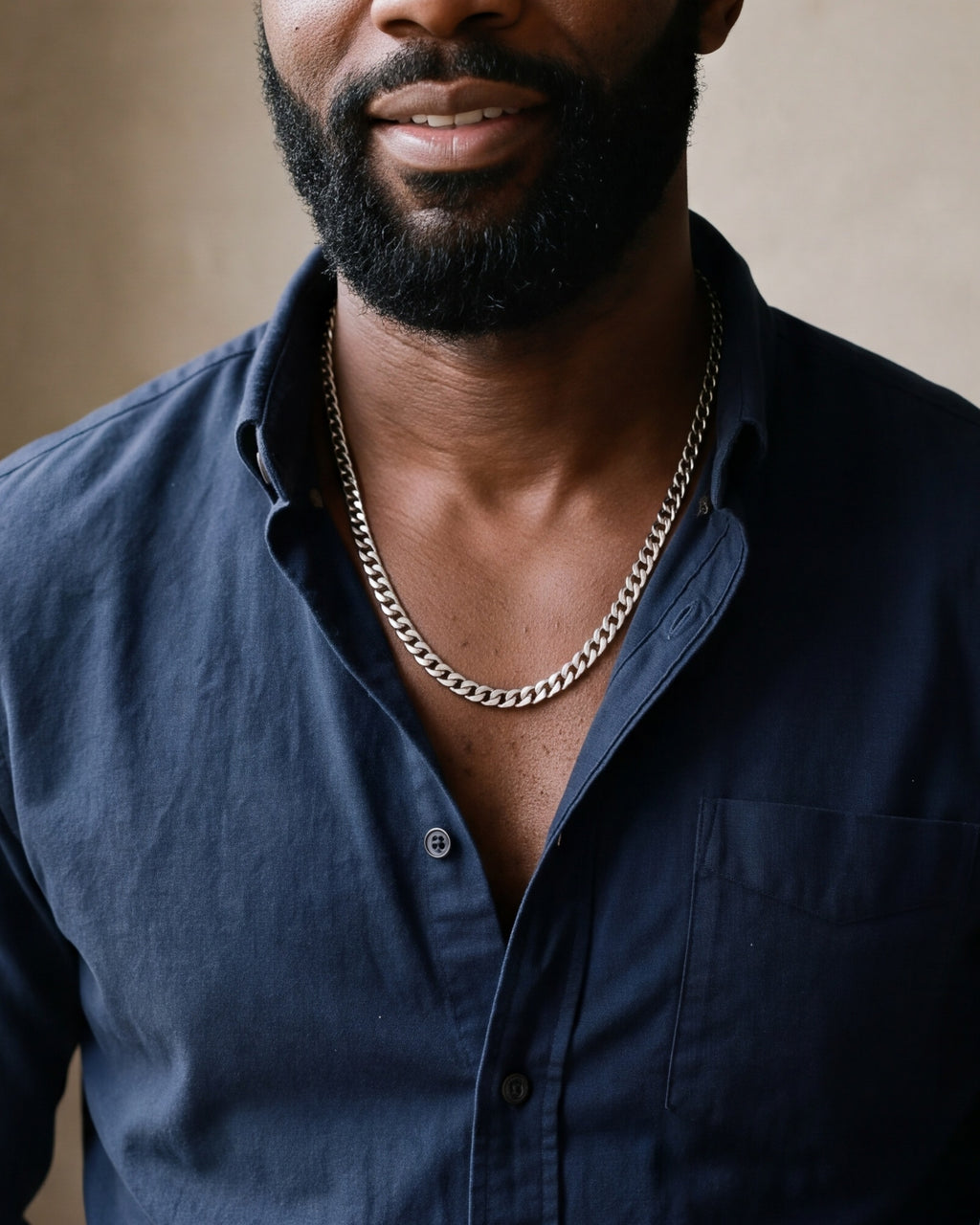 Close-up of the 5 mm Atlas Cuban chain on a man's neck at true size