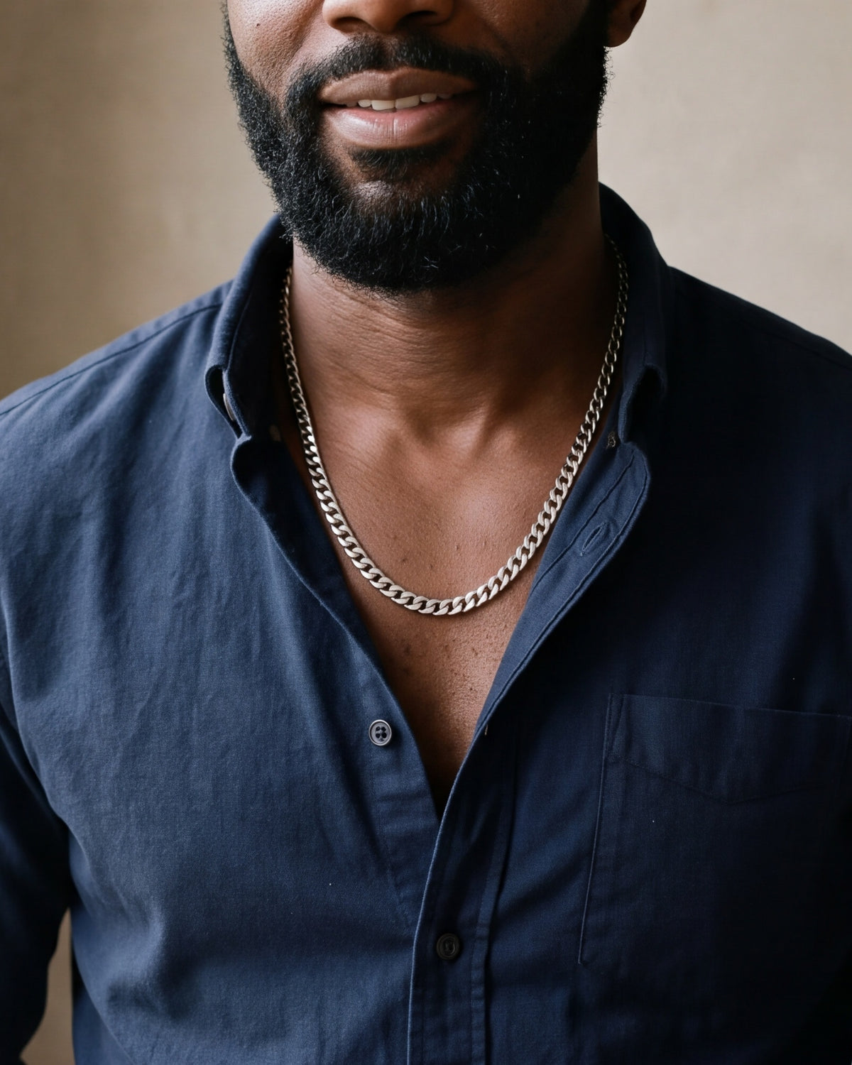 Close-up of the 5 mm Atlas Cuban chain on a man's neck at true size