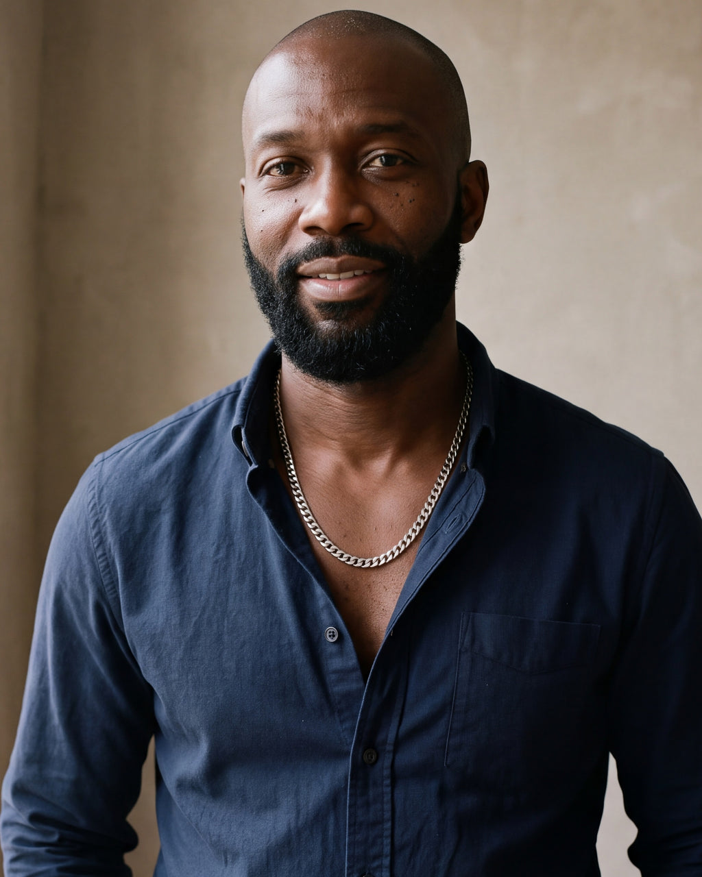 Man in a navy shirt with his hands in his pockets, wearing the 5 mm Atlas Cuban chain
