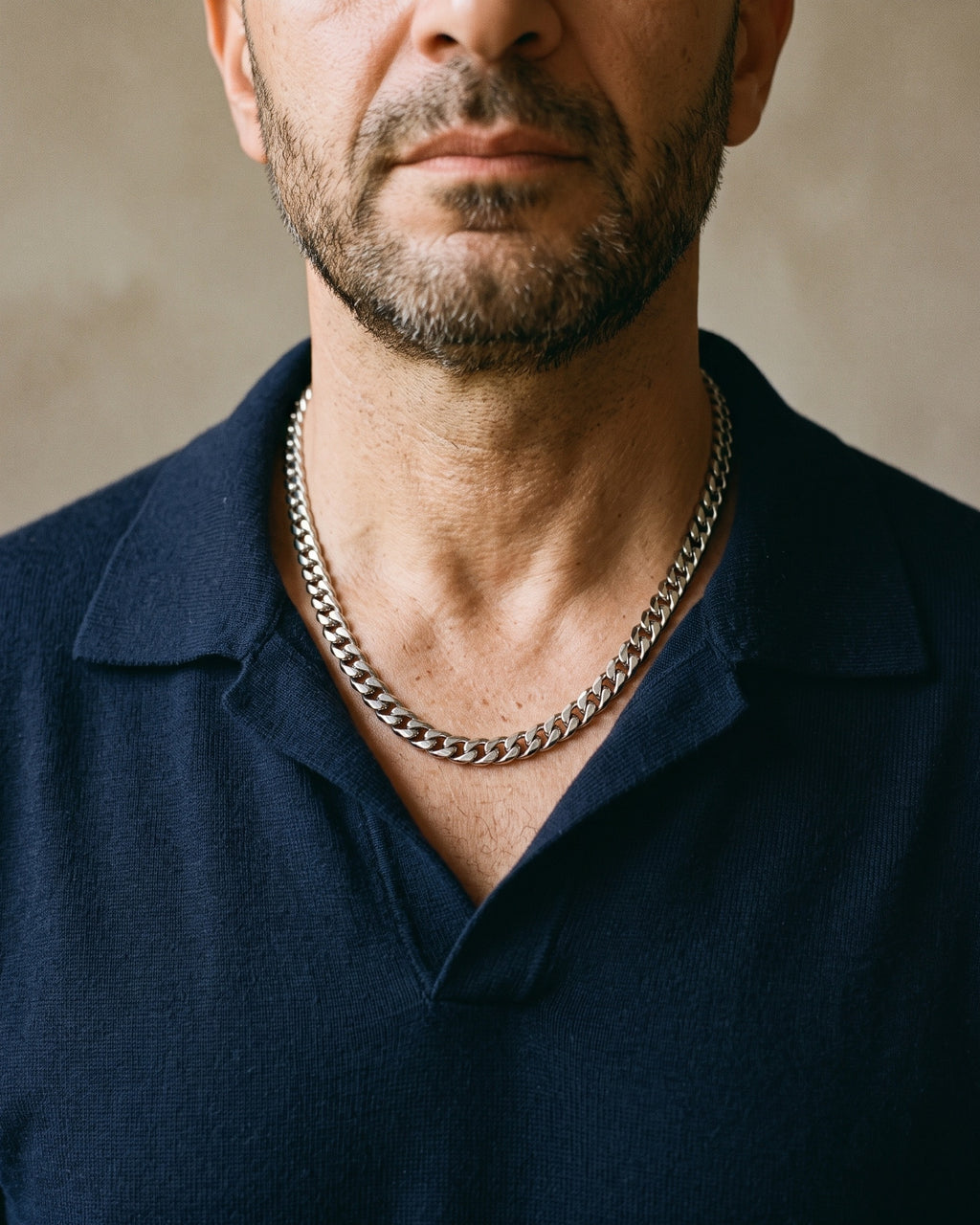 Atlas Diamond-Cut Cuban Chain in silver-tone steel, 5 mm, worn on the chest, close-up