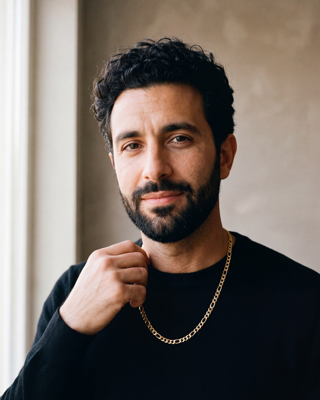 Man in a black merino sweater wearing the 5 mm gold-tone Atlas Figaro chain