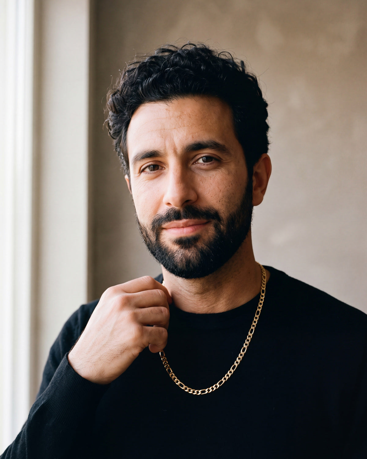 Man in a black merino sweater wearing the 5 mm gold-tone Atlas Figaro chain