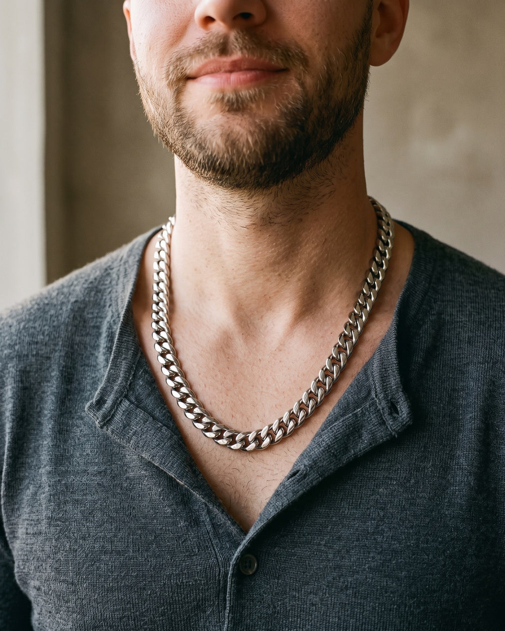 Atlas heavy Cuban chain in silver-tone stainless steel, 8 mm, worn on the chest, close-up