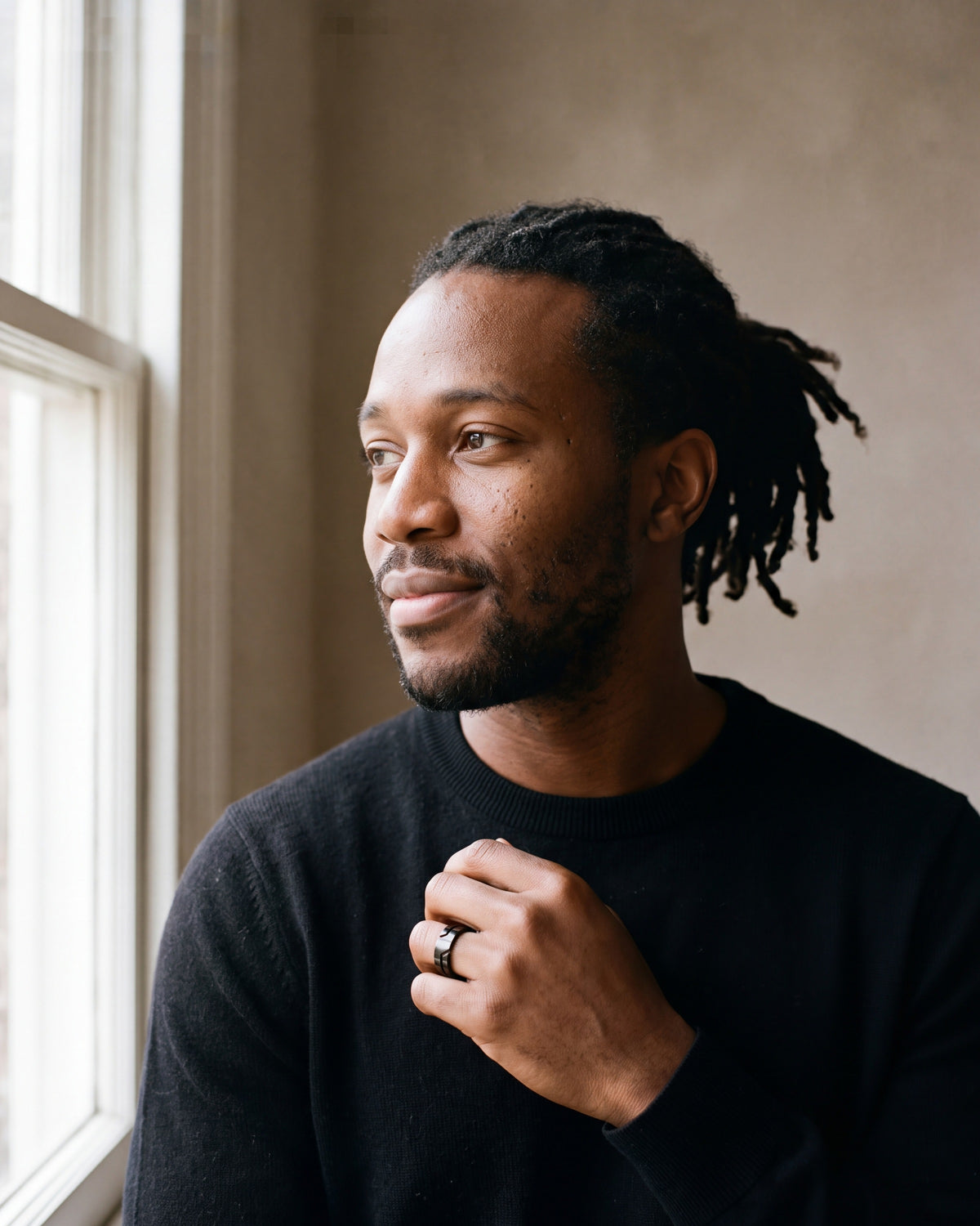 Second man in a black merino crew-neck sweater wearing the black Atlas layered split band ring