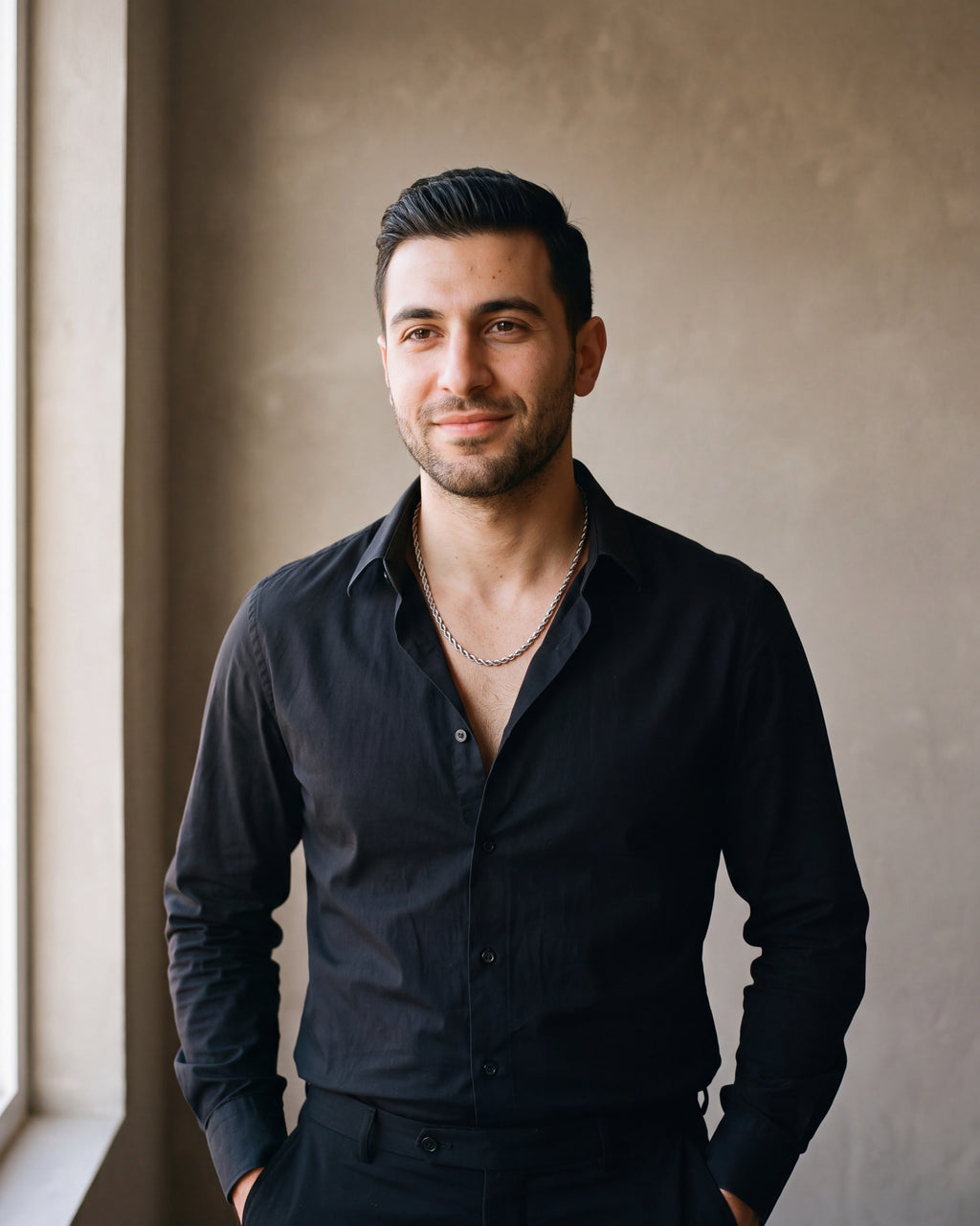 Man in a black fine cotton shirt wearing the silver-tone Atlas Polished Rope Chain