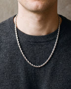 Close-up of the 5 mm Atlas rope chain on a man's chest