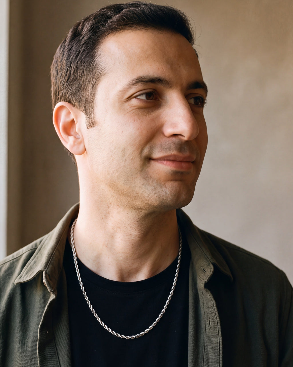 Man in an olive overshirt in profile by a window, wearing the 3 mm Atlas rope chain