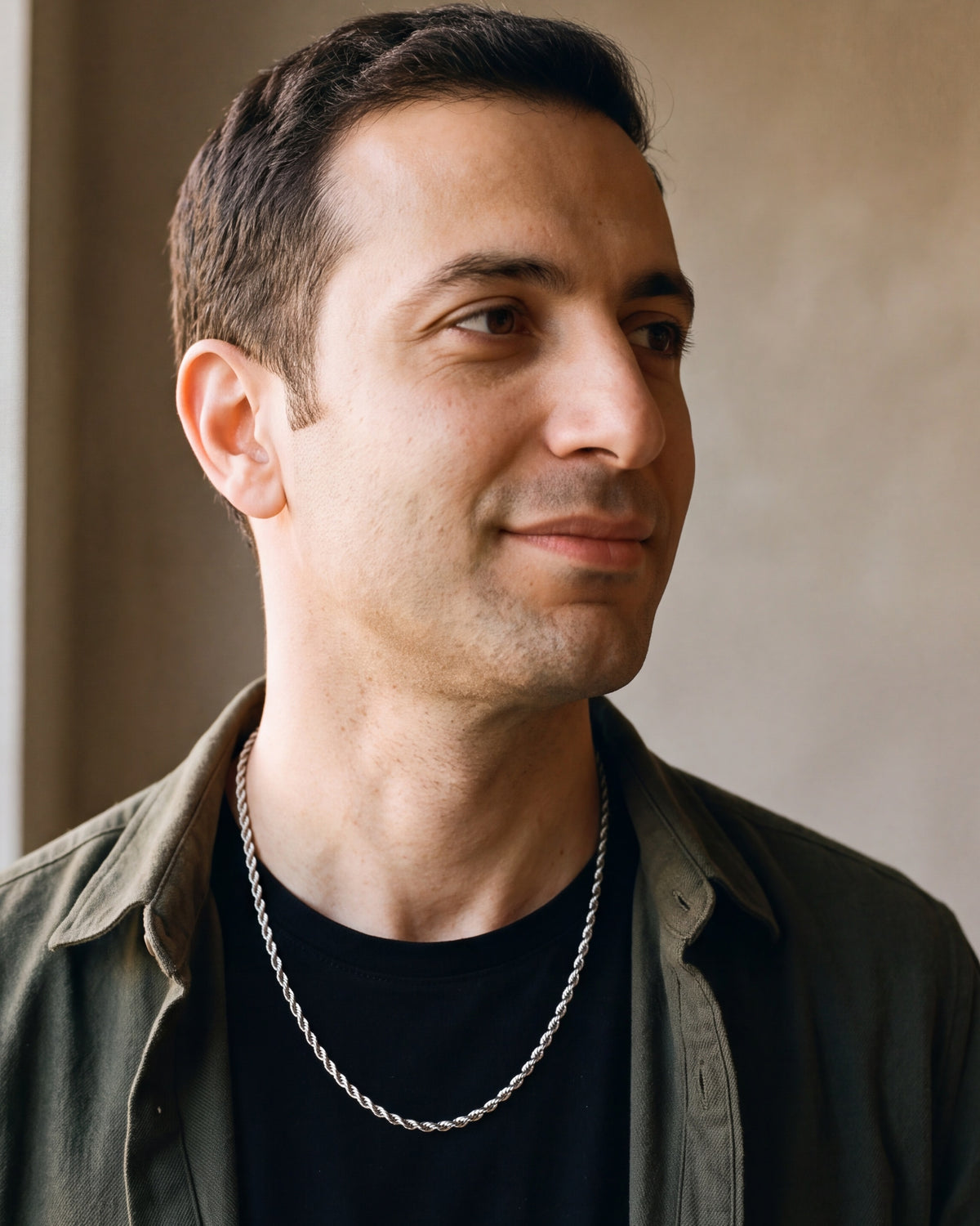 Man in an olive overshirt in profile by a window, wearing the 3 mm Atlas rope chain