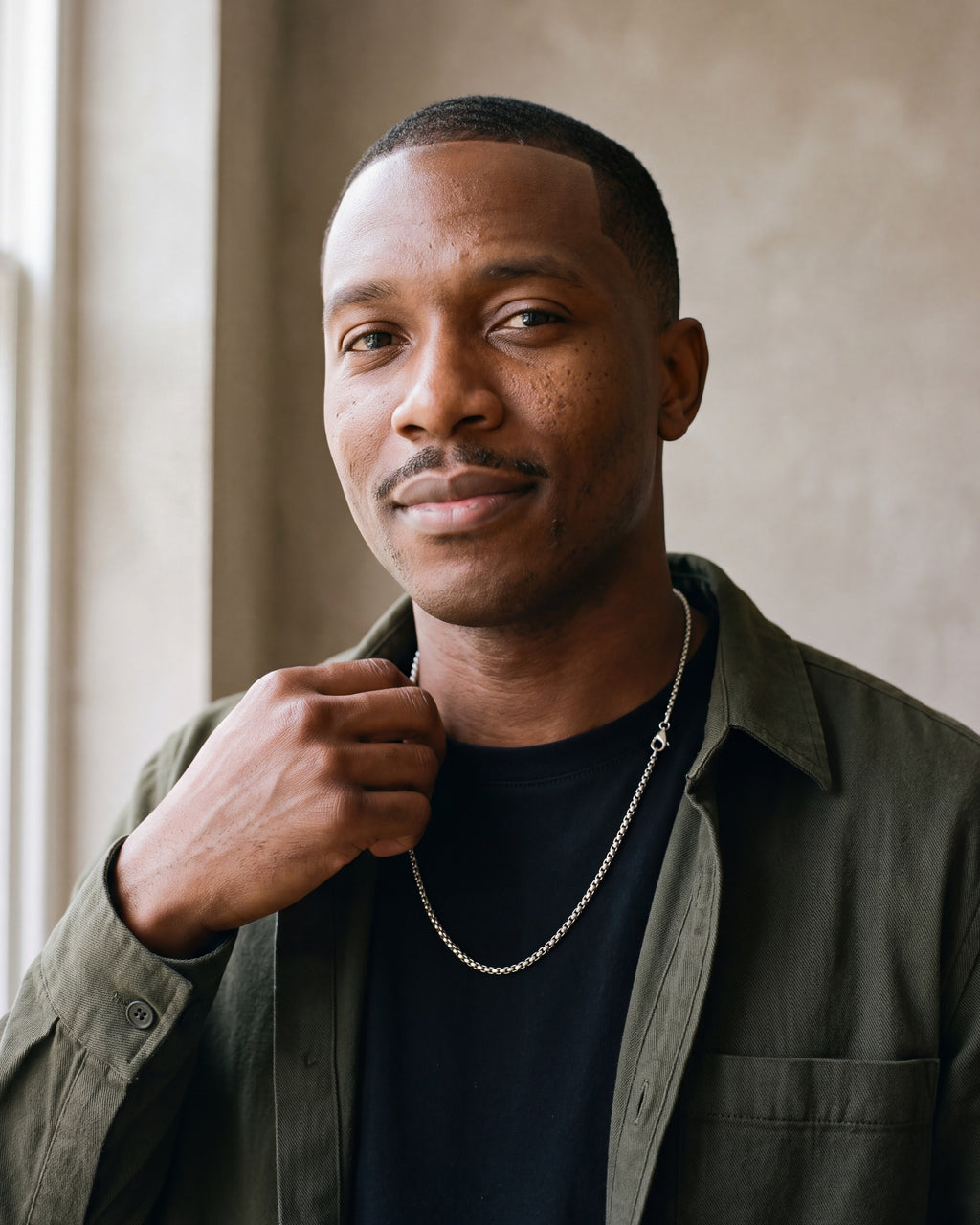 Man in an olive overshirt wearing the 3 mm silver Atlas round box chain