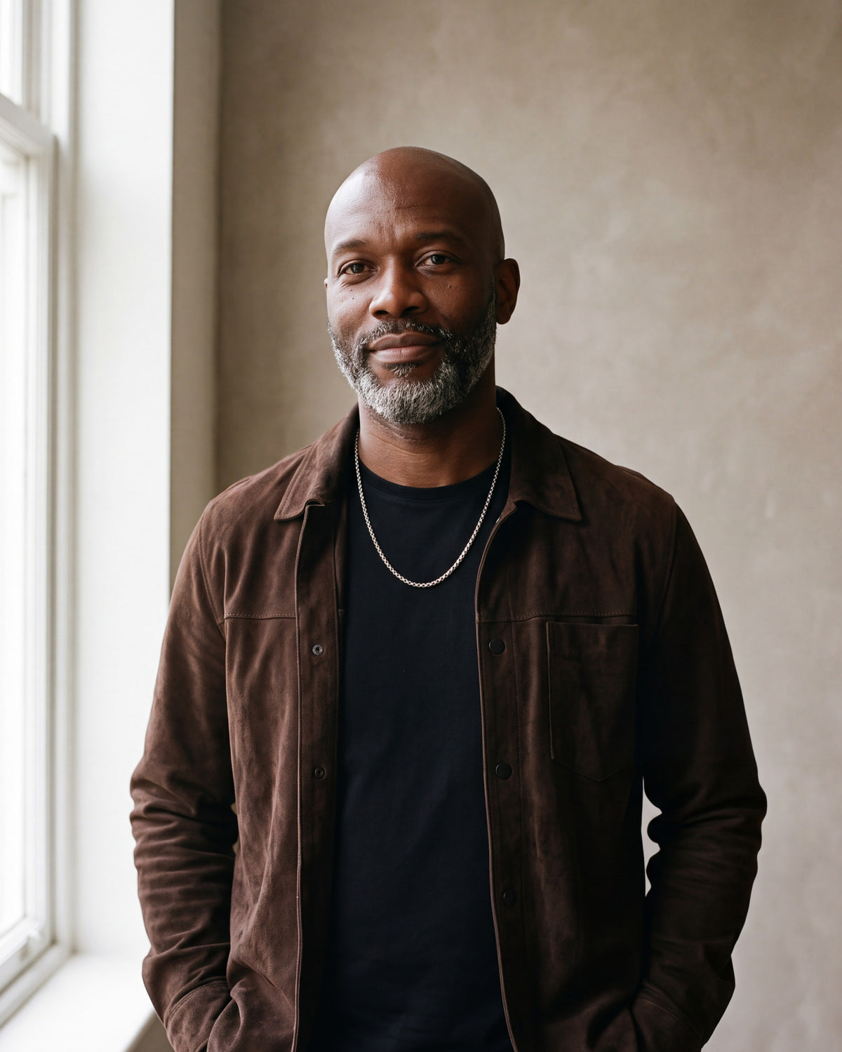 Man in a brown suede overshirt wearing the 3 mm silver-tone Atlas rounded box chain