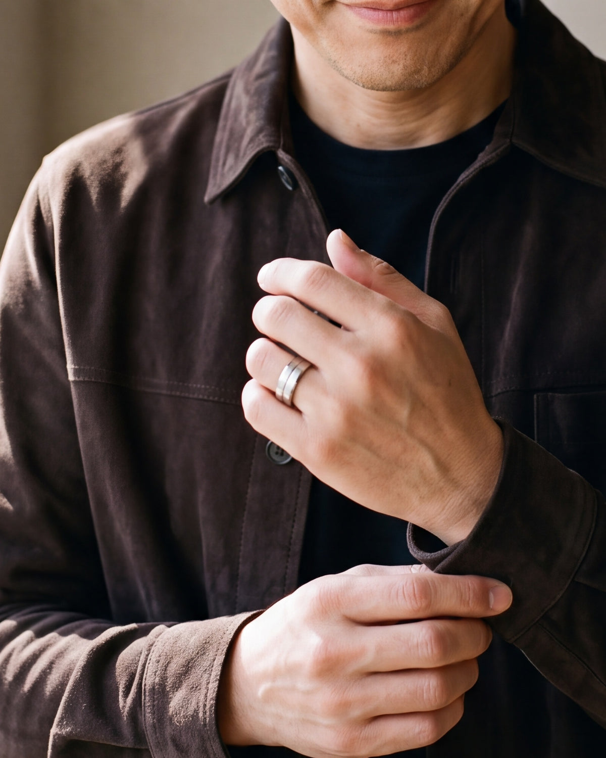 Close-up of a man's hand wearing the Atlas single groove band ring at true size