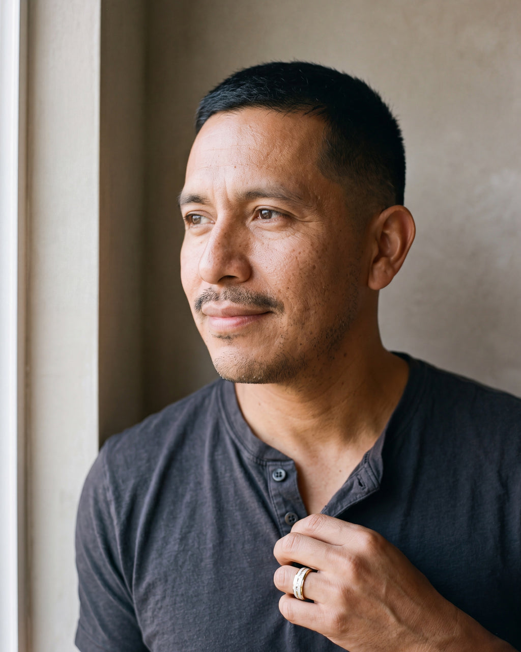 Second man in a charcoal cotton henley t-shirt wearing the plain Atlas two-tone frosted band